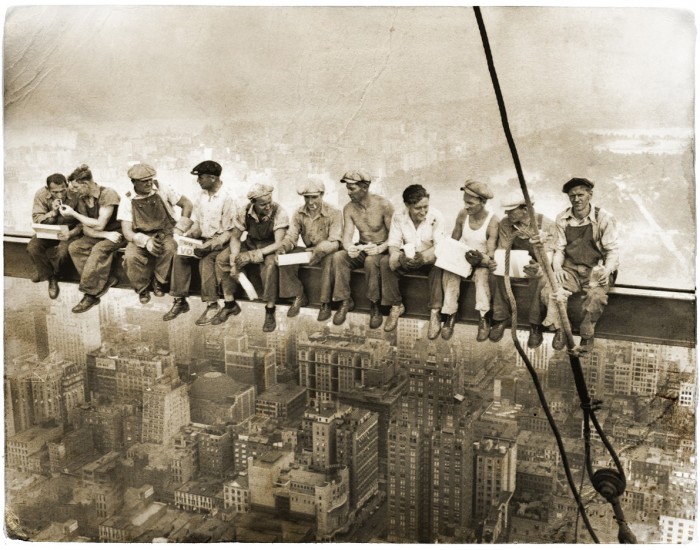 空中ランチ New York Construction Workers Lunching on a Crossbeam