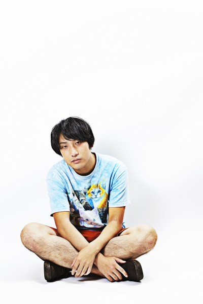 ひらのりょうまんがまつり 最終夜【ゲスト:ゴンドウ トモヒコ、今泉仁誠(Imaizumi Jinsei)】 Hirano_crosslegged (2)