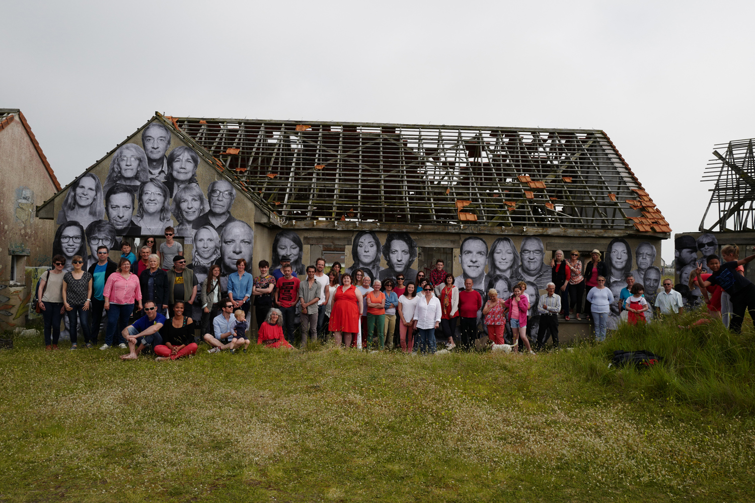 Visages villages - Pirou - pose photo devant collage