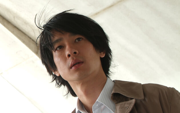 粕谷シンゴ（加瀬亮）